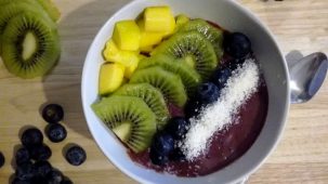 Bol d'açaï "Acai Bowl" sur une table en bois, gros plan