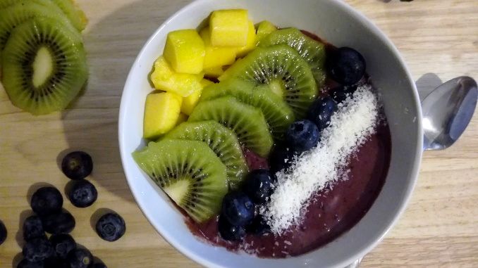 Bol d'açaï "Açaï bowl" sur une table en bois, gros plan