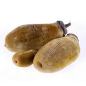 Fruits du baobab sur fond blanc. Les fruits sont longs et de couleur jaune brun.
