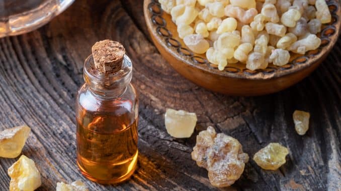 Huile et résine de boswellia serrata sur une table en bois