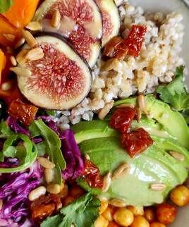 Buddha Bowl aux figues, sarrasin, avocat, pois-chiches et autres légumes