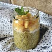 Recette de graines de chia avec mangue et lait de coco dans un bocal en verre