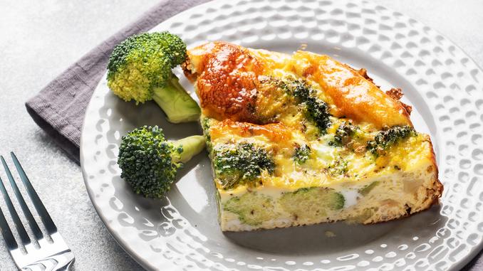 Omelette aux brocolis riche en choline disposée sur une assiette blanche