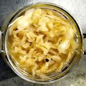 Lacto-fermentation du chou : choucroute lacto-fermentée dans un bocal vu du dessus.