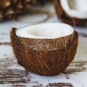 Remplacer le sucre blanc par le sucre de noix de coco : on aperçoit une demi noix de coco sur une table en bois