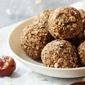 Des energy balls à base de maca, flocons d'avoine, dates et cacao dans un bol