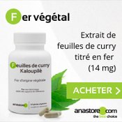 Complément alimentaire de fer végétal (à base de feuilles de curry, kaloupilé) On voit la boite, des gélules et des feuilles de curry sur fond blanc.