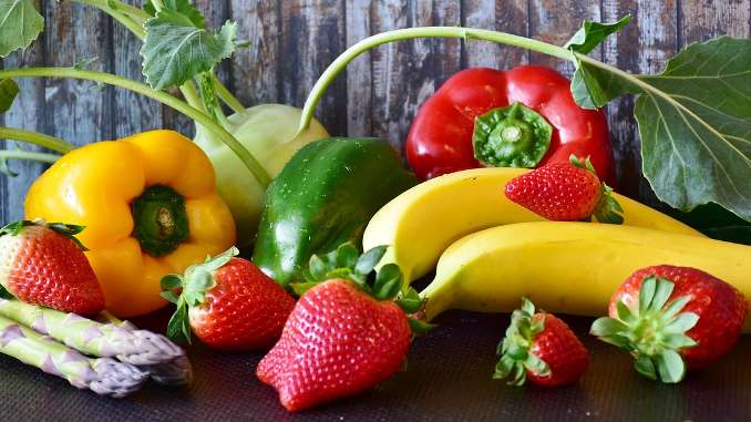 Fruits et légumes colorés avec un fond de bois.