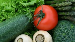 Gros plan sur des légumes : laitue, courgette, tomate, asperge...