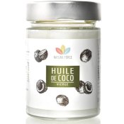 Bocal en verre contenant de l'huile de coco. Fond blanc. Etiquette du produit : blanche avec des noix de coco en noir et blanc, le logo de la marque et Huile de coco écrit sur un encadré au fond vert.