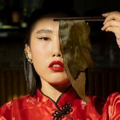 Kelp contre les radiations nucléaires : feuille de kelp devant le visage d'une femme asiatique avec une belle peau