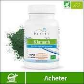 Klamath bio : boite de compléments alimentaires (gélules) de la marque française Dynveo. Fond blanc avec la poudre de klamath en arrière plan, derrière la boite. La mention acheter est sur fond vert, en bas de l'image.