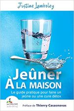 Maigrir naturellement : livre Jeûner à la maison de Justine Lamboley. Verre d'eau sur fond bleu.