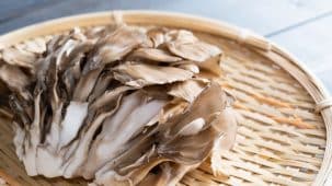 Champignons maitake frais posés sur un panier vapeur en osier