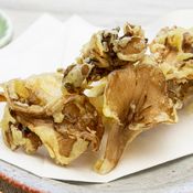 Tempura de maitake dans une assiette blanche