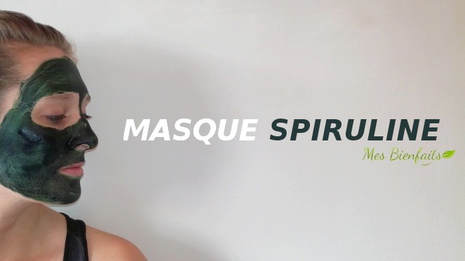 Femme de profil avec un masque de spiruline bleu-vert sur le visage. Elle regarde le texte "Masque Spiruline" inscrit à côté.