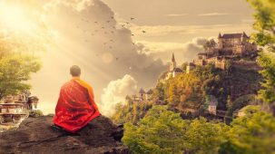 Méditation dans un cadre naturel asiatique. Un homme assis sur un rocher avec vue de haut sur des constructions en pleine nature.