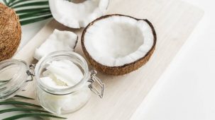 Noix de coco sous plusieurs formes : entière, morceaux, beurre, huile.