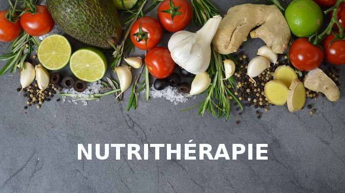 Nutrithérapie écrit en dessous de légumes et fruits sur un fond gris anthracite.
