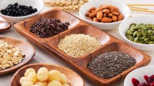 Aliments riches en phosphore : des graines, du son de blé et des fruits secs sont sur une table