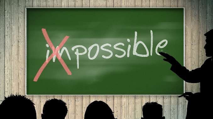 Le mot "impossible" est écrit sur un tableau d'école. Le début du mot est rayé, le mot "impossible" devient alors "possible". Un professeur explique à des élèves qu'on devine de dos.
