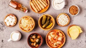 Aliments riches en probiotiques : kéfir, yaourt, tempeh, fromages, kimchi, etc. posés sur une table