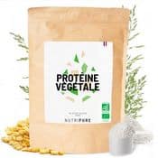 Protéines végétales de pois et de riz bio de la marque Nutripure. On aperçoit le paquet de protéines posé à côté d'une cuillère remplie de protéine. Des pois et branches de riz décorent le paquet.