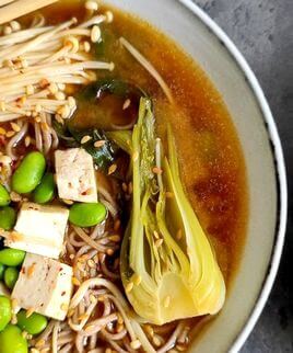 Ramen végétalien aux nouilles de sarrasin, edamame, tofu, champignons et algues