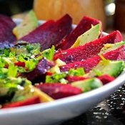 Collagène et alimentation : salade de betteraves et d'avocats à la moutarde et à la coriandre.
