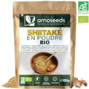 Sachet de poudre de shiitake BIO, riche en acide pantothénique (vitamine B5), de la marque française Amoseeds. Les champignons shiitake sont en arrière plan, ainsi que la poudre.