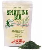 Sachet de spiruline bio en poudre en gros plan avec tas de spiruline devant