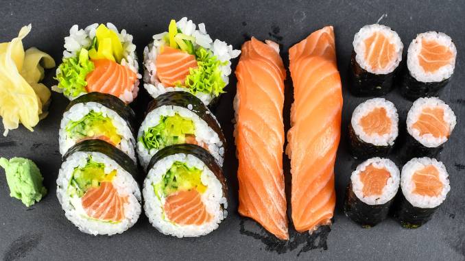 Sushis, makis, californias, wasabi, gingembre... disposés sur une ardoise.