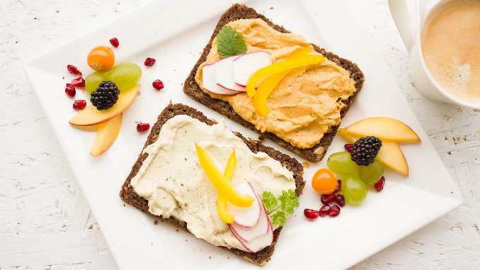 Tartines healthy maison dans une assiette blanche carrée avec des fruits