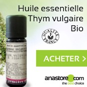 Thym vulgaire proposé sous forme d'huile essentielle : flacon, explications du produit et branches de thym en arrière plan sur fond blanc et vert.