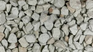 Zéolithe : de nombreux morceaux de pierre de couleur grise étalés sur une table